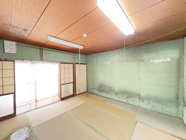 ゆったりとした広さがあり、ご家族のくつろぎ空間や客間として幅広く活用できます。掃き出し窓から自然光が差し込み、明るく開放感のある室内を演出。お子様の遊び場や多目的スペースにもおすすめです。
