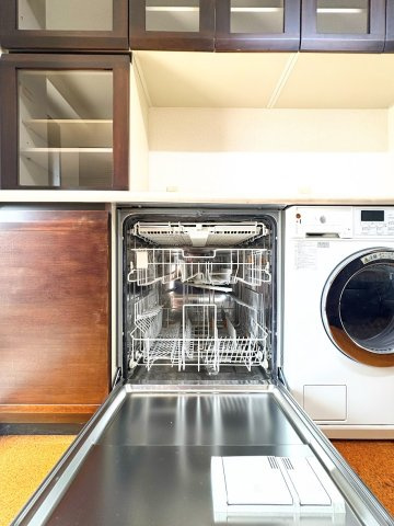 ◆食後の食器洗いは食洗機にお任せ！ご家族と団らんの時間を。家事の時短に効果大の食洗器付き。高温洗浄、節水効果もございます。