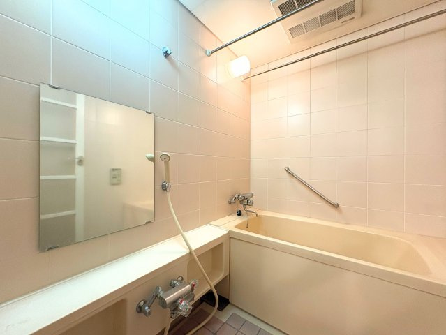 ◆モダンデザインの空間が気持ちよさを高めてくれるバスルーム。すっきりとした清潔感の中に都会的なセンスが感じられ、心身をリフレッシュできる寛ぎを深めてくれるスペースです。