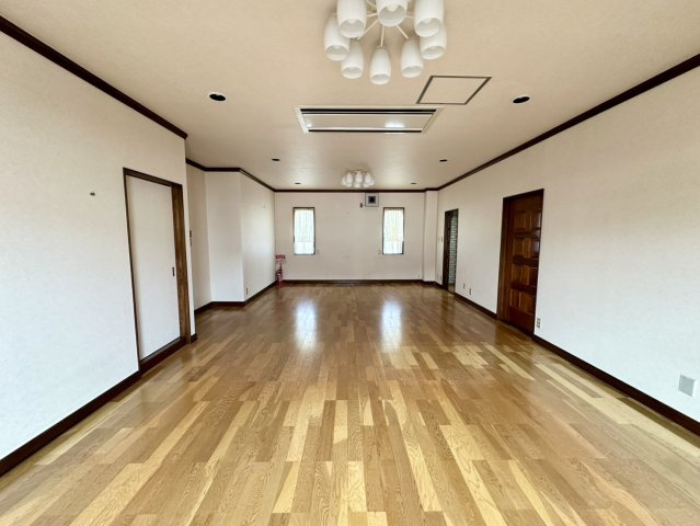 開放感あふれる広々としたLDKは、ご家族や来客が集まる空間としてゆとりある広さを確保しています。木目のフローリングが明るく上質な印象を演出し、さまざまな家具レイアウトにも対応可能です。