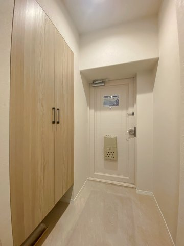 住まいの顔となる玄関は、明るく清潔感あふれるデザインです。シューズボックスを備えており、家族全員の靴をすっきり収納可能。お客様を気持ちよく迎えられる、ゆとりと上品さを兼ね備えたアプローチです。