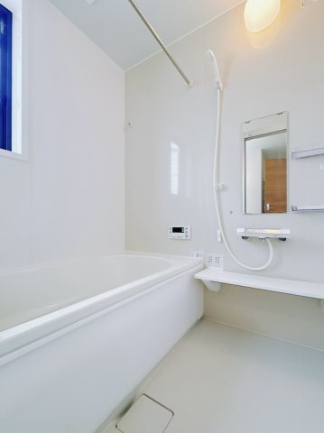 ■浴室｜大人が足を伸ばしても入れる広々浴槽ですので、肩まで浸かって体全体をしっかり温められます。大きな窓がついておりますので、湿気で篭りがちなバスルームも換気することができます(　＾＾　)