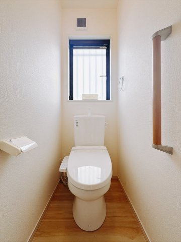 ■トイレ｜自然光が入る落ち着いた空間で1階と2階にトイレがございます♪ついつい長居してしまいますね♪