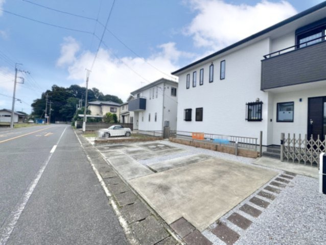 ■■外観｜周囲の見渡しが良く、車の出入りの際も安全確認がしやすいため、小さなお子様がいるご家庭でも安心です♪
