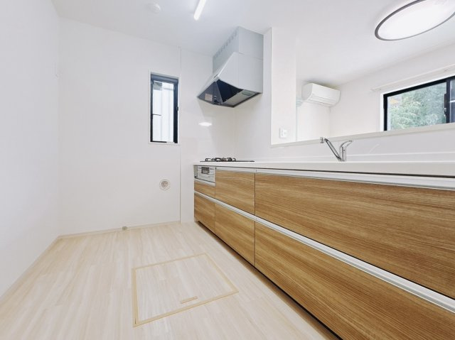 ■キッチン｜ワークトップ下には、圧力鍋やパスタ鍋などのかさばる調理器具もラクラク収納可能なスライド収納！ものが溢れがちなキッチン回りもスッキリきれいに管理ができます♪