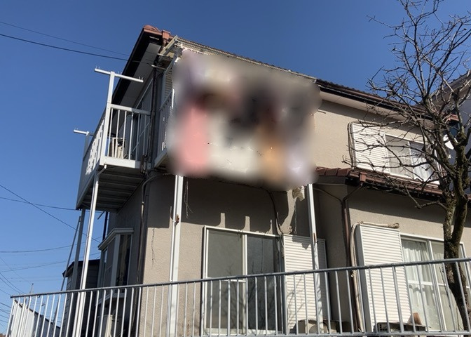 バルコニーは、室外の専用スペースのうち、「屋根がなく開放された空間」であるものを指します。ベランダより広いタイプのものが多く、日当たりもよいため家庭菜園などを楽しみたい人にとって適した環境となります。
