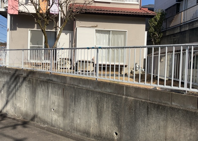 建物の基礎工事の方法は、主流となっているベタ基礎（防湿基礎）と布基礎の2種類に分類され、床下の通気性や耐久性などに違いがあります。建物の基礎部分の構造や付帯設備など詳細については現地でご確認ください。