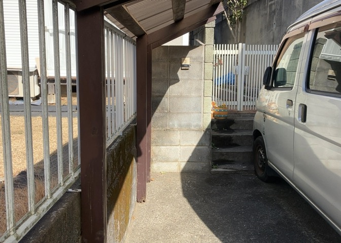 玄関ポーチにおいて最も重視すべきと言っても良いのが広さです。適切な広さの玄関ポーチでないと外見的なバランスは崩れてしまいますし、何より使いにくくなってしまいますので、現地で実際に下見をしてみましょう！