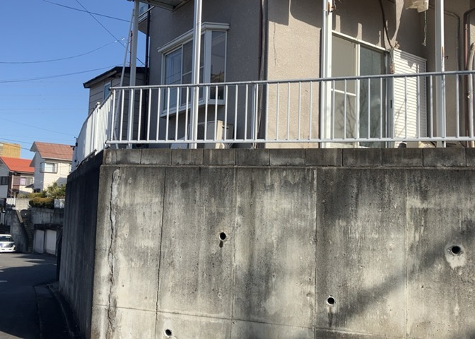 床下換気口は、床下に湿気がこもることを防ぎ、効果的に換気を行うために設置されています。床下換気口が設置されていない建物は、基礎パッキング工法などにより換気を行なっています。詳細は現地でご確認ください。