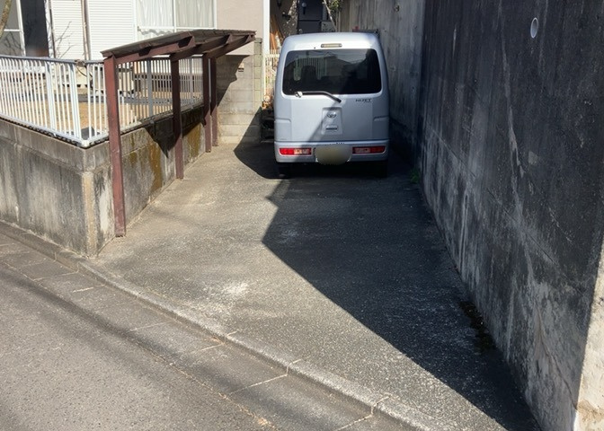 車一台あたりに必要なスペースは、標準サイズの普通自動車で横幅2m50cm、長さ5mは必要になります。ただし、乗降のことも考慮して横幅3m30cm、長さ5m50cmほどは確保できるところを選びましょう。
