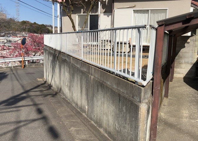 庭のある家に住むことのメリットとして、子どもたちの遊び場を確保できること、ガーデニングや家庭菜園を楽しめること、明るさを確保できることがあります。また、配置を工夫することでプライバシーが確保できます。