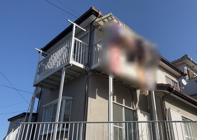 バルコニーは、建物内から室外へ楽に出入りできる便利なスペースです。また、バルコニーには手すりを付けることが義務付けられており、手すりの高さは110cm以上で施工することが建築基準法で定められています。