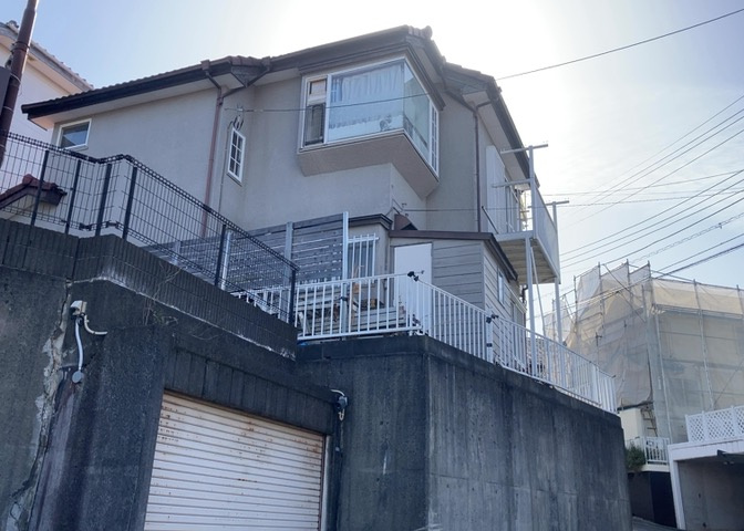 住宅用の土地では前面道路に2m以上接していなければならないと法律で定められています。しかし、お持ちの車のサイズやライフスタイルなどにより、2mでは利便が悪い場合もございますので、事前に確認しましょう。