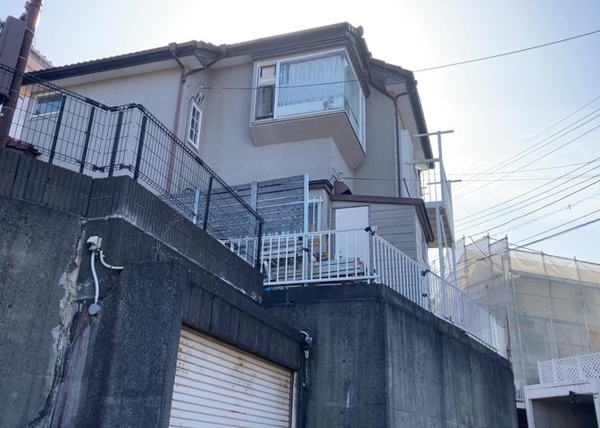 道幅が広い場所は日当たりや風通が良好です。幅が広いのですれ違いも可能ですし大きな車でも駐車可能！一方で、大型車が通ることも多くなるため交通量の増加により騒音に繋がります。また土地の値段が高くなります。