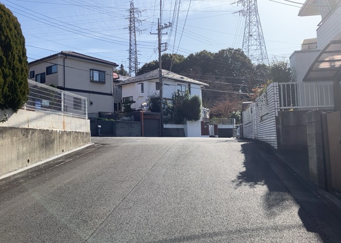 桜や紅葉の名所に出かける人は多いと思いますが、家にいながら季節の移ろいを感じる生活を送りませんか？リビングや窓から見える景色が生活を彩るワンポイントに！現地から見える景色を堪能してみては如何でしょう。