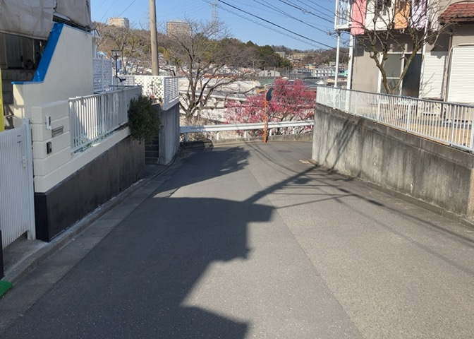 眺望を気にして物件を探す場合、前面に建物が建っていないか現地で確認しましょう！前面に建物があると景色はもちろん、日当たりや風通しにも影響が出てきます。住んだ時のことを想像しながら現地見学をしましょう。