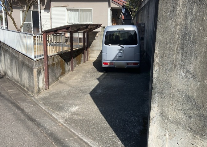 駐車場と明記されていても、最小スペースでつくられた駐車場だと大型車は駐車できなかったり、出入りしにくくなったりする可能性があります。お車のサイズと購入したい物件の駐車場のサイズを現地で確認しましょう。