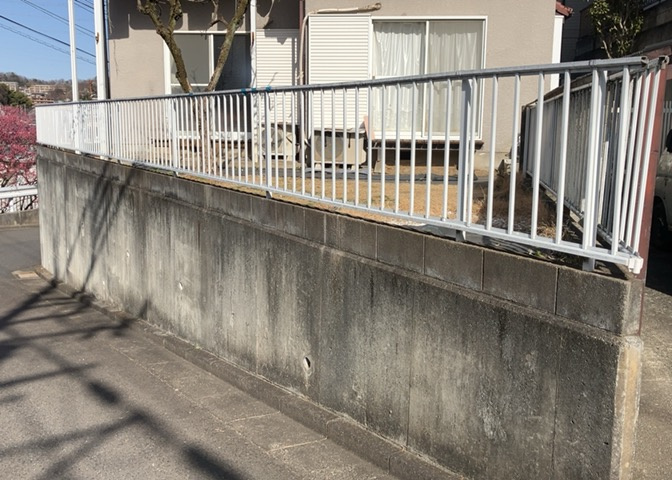 庭があることでガーデニングや家庭菜園はもちろん、こどもの遊び場やペットを放して遊ぶことができます。また、家の周囲に余裕があるということです。隣地との間があれば、十分な日当たりと、風通しが確保できます。