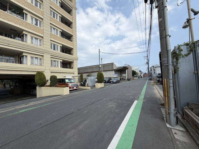 道路幅にゆとりがあり、お車のすれ違いや敷地への出入りもスムーズ。周りに圧迫感が少なく、陽当たりや風通しの良さも期待できる良好な住環境です。