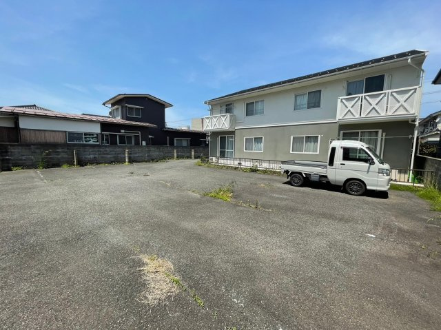 北側にアパートが隣接していますが、新築する建物の北側には大きな窓は必要ないので、気になりません♪