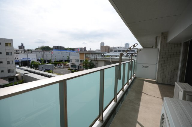 スパン6．15ｍ、奥行き2ｍ　12．3ｍ2　ガラススクリーン柵の陽当たりの良いバルコニー（南西側　午後からも陽を浴び、ガーデニングはいかがでしょうか！）