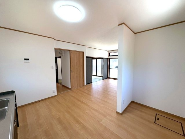 木目調フロアのLDK。対面キッチンから部屋全体を見渡せます。