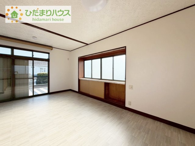 バルコニーに面していて、たっぷり光りの入る明るい主寝室です！