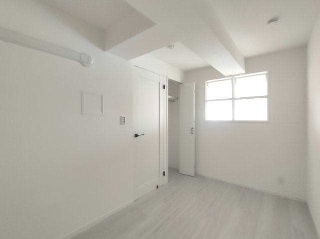【洋室約4.5帖】　リビングの気配を感じられる室内窓付きのプライベート空間。