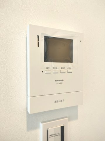 【TVモニター付きインターフォン】　訪問者の顔を見ることができるので、安心してドアを開けられます。