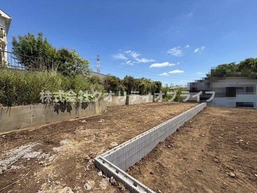 現地から南東方向に「王禅寺ふるさと公園」が位置しており、日常的に自然に触れ合える環境です