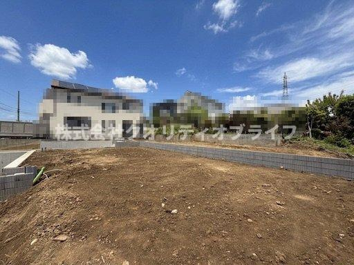 都心の喧騒を忘れ、窓から見える緑に癒やされながらの生活、静寂な高台の住まい