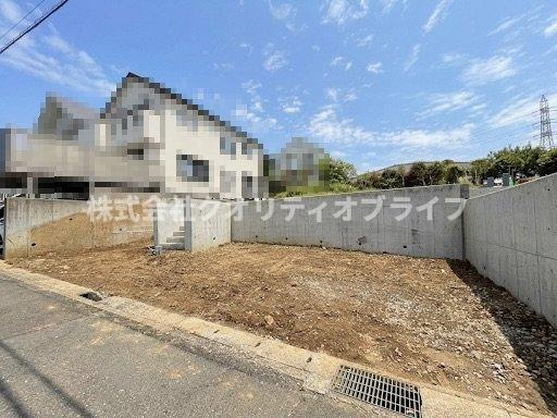 周囲に高い建物が建たない用途地域のため、空が広く感じられ、安定した日照が確保されやすい環境です
