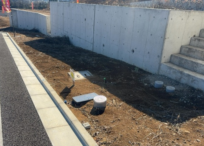 土地の形が極端に長細かったり、狭小地、あるいは道路との高低差がある傾斜地だった場合、後々売ろうとしても買い手がつかない場合もあります。後々、売却することになった時に価値の下がらない土地を選びましょう。