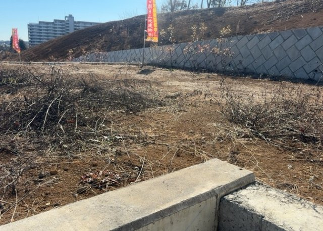 土地の面積＝住宅面積ではありません。建ぺい率の問題などで、土地のある場所によって住宅を建てられる面積は限られています。高さもしかり、「土地」という言葉の中には、建築条件も含まれると考えておきましょう。