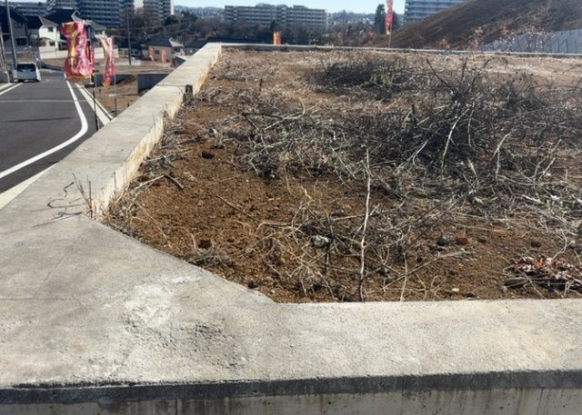 家を建てる場合、方位は要チェックです。現実的に日当たりのよい家ならばリビングは南側、建築基準法でも北側に当たる家への配慮は求められています。土地を見学に行く際は、方位磁針を持って行くようにしましょう。