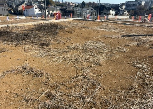 土地の前の道路に消火栓が設置されていることがあります。この場合、道路交通法第45条第1項により、駐車禁止の場所が指定されています。そのため、車庫などの駐車スペースをつくることができない場合があります。