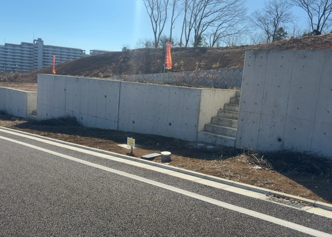 現地に行くなら、物件の周囲の地形がどうなっているかを見ることも大切です。周辺より低くなっている土地では、大雨などで水が集まりやすいため、地盤が弱くなっているということも考えられるため、注意が必要です。