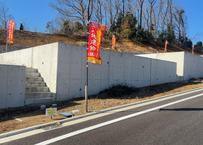 土地購入を検討されている場合、境界杭がない状態で購入してしまうと境界確定測量をする必要があり、費用がかかります。購入の前に、売主、隣土地所有者立ち合いのもと境界を確定し境界杭を設置するのがベストです。