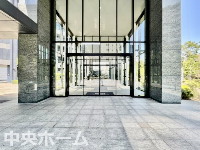 【エントランス】マンションのエントランスは、その物件の印象を決める、顔とも言える場所です。毎日通る場所ですからきれいなのが一番です。エントランス内はオートロックですので暮らしの安全も確保されています。