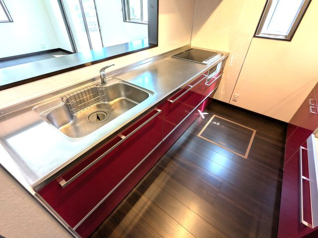 赤を基調とした、綺麗なキッチンです♪