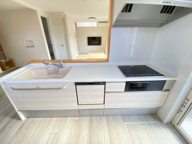 オール電化、対面式のシステムキッチンです！IHコンロ、食器洗浄乾燥機付きで家事もラクラク♪