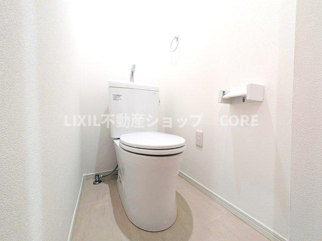 見た目もスッキリとしたデザインのトイレには温水洗浄暖房便座付き。