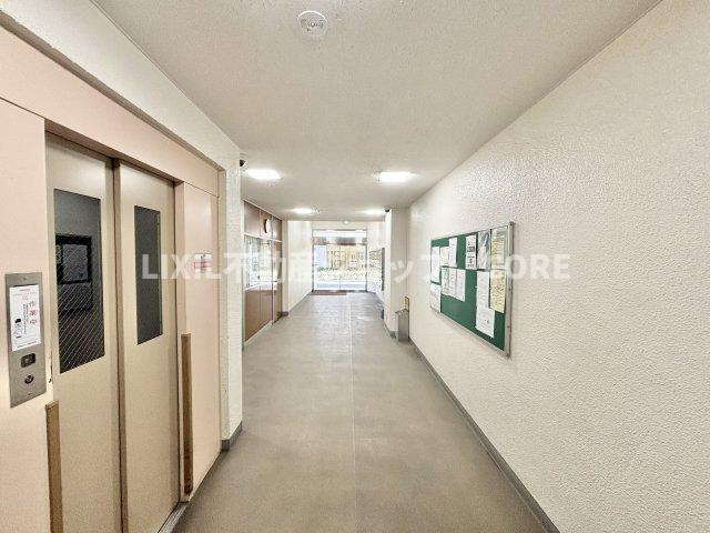 エントランスは毎日の行き帰りで使う大事な空間です。明るい清潔な空間を演出しております。