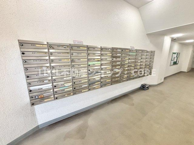 エントランス付近に設置されている郵便受けになります。管理体制良好なマンションになります。