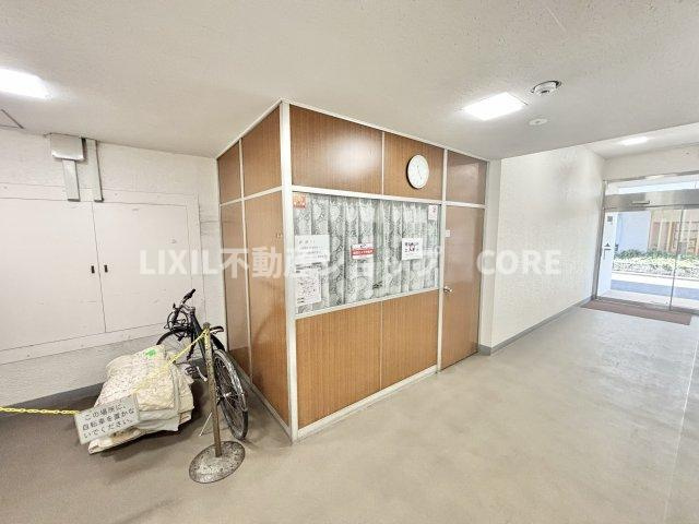 受付はマンションコンシェルジュがいる場合もあれば、管理人が滞在する小部屋を総称して呼ぶことがあります。