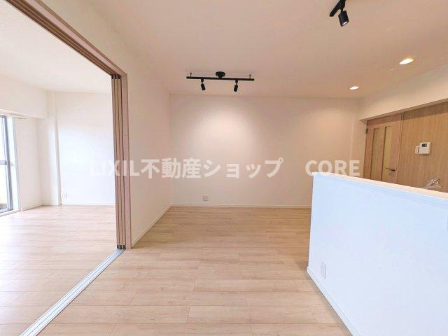 光溢れる安らぎの空間。キッチンとも一体感も演出しご家族との会話も弾みます。