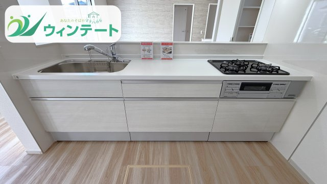 ママに嬉しい対面式キッチン。お料理中もリビングのお子様を見守れて安心。食洗機付きで後片付けもラクラク！