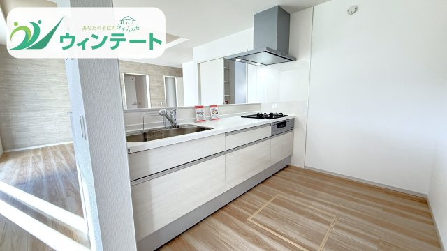 家族と会話を楽しみながら料理ができる対面式キッチン。お子様の様子も見渡せて安心です。