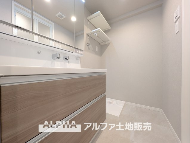 【Vanit】◆洗面台◆身支度がしやすい洗面台は、収納力にも配慮した設計。朝の準備から帰宅後まで、家族みんなが使いやすい空間です。