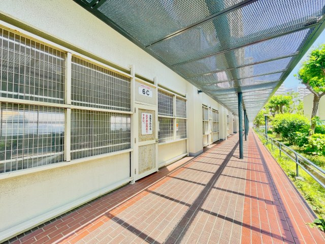 現状渡しとなっておりますが、リフォーム渡しも可能です（+530万円）。詳細は弊社スタッフまでお気軽にお問い合わせください。